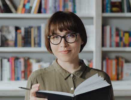 Lady with Bookings Diary | Mouse Training London Ltd Microsoft 365 Bookings Training Course
